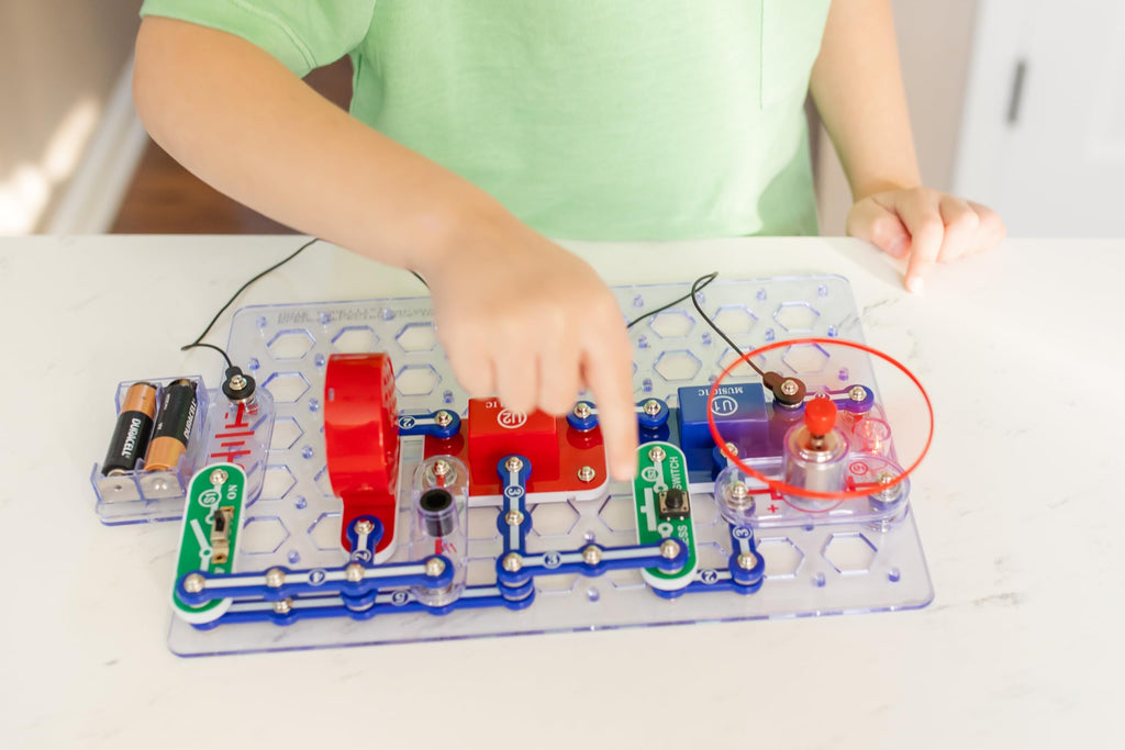 SNAP CIRCUITS Classic SC-300 STEM Electronics Kit, 300+ Projects, Ages 8+