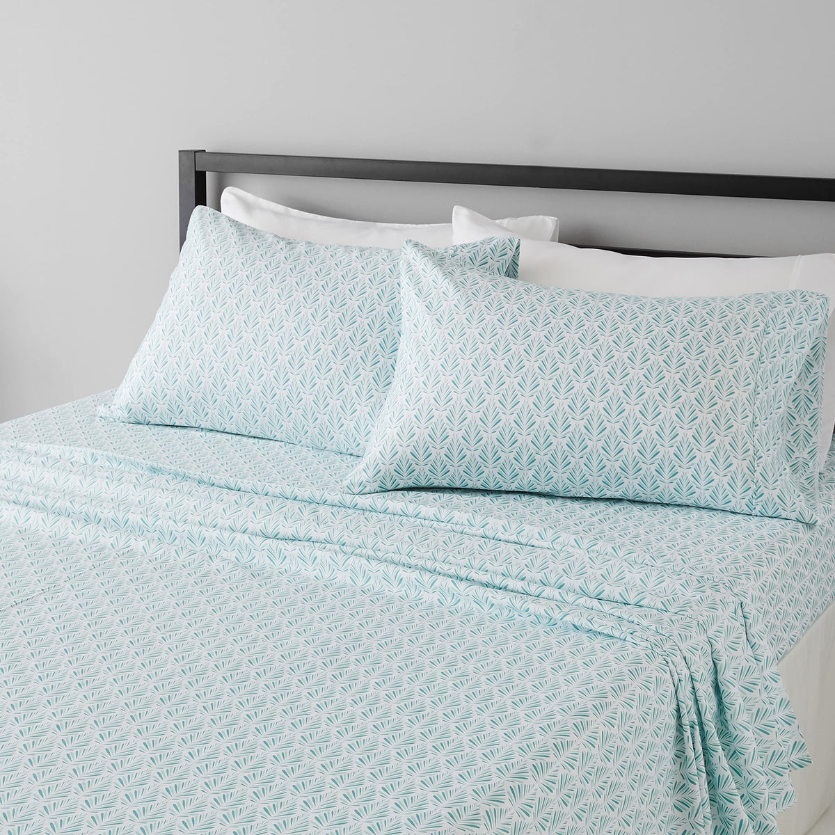 Amazon Basics Lightweight Super Soft Breathable Wrinkle-Resistant Microfiber 4-Piece Bed Sheet Set with 14-Inch Deep Pockets, Queen, Bright White, Solid